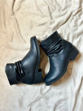 Cliffs by White Mountain Black Durbon Women's Sleek Ruched Ankle Boots 6.5